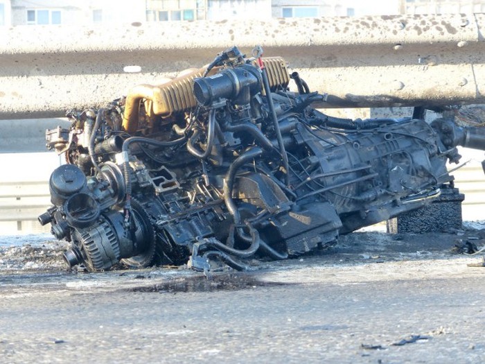 В Тюмени в результате аварии из BMW вылетел двигатель вместе с коробкой передач (8 фото + видео)