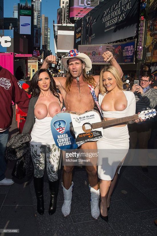 Порно звезды Никки Бенз и Алексис Тексас прогулялись топлес по улицам Нью-Йорка (9 фото)