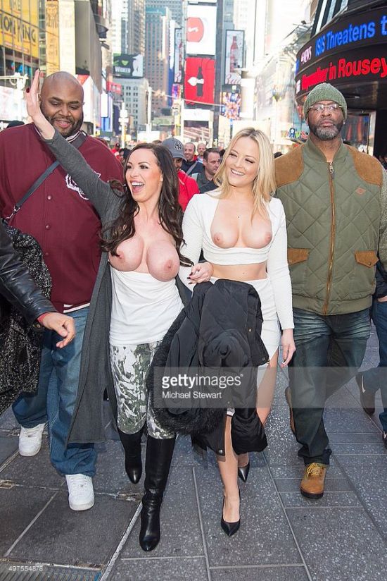 Порно звезды Никки Бенз и Алексис Тексас прогулялись топлес по улицам Нью-Йорка (9 фото)
