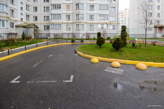 Как минчанин избавился от хаотичной парковки во дворе своего дома (12 фото)