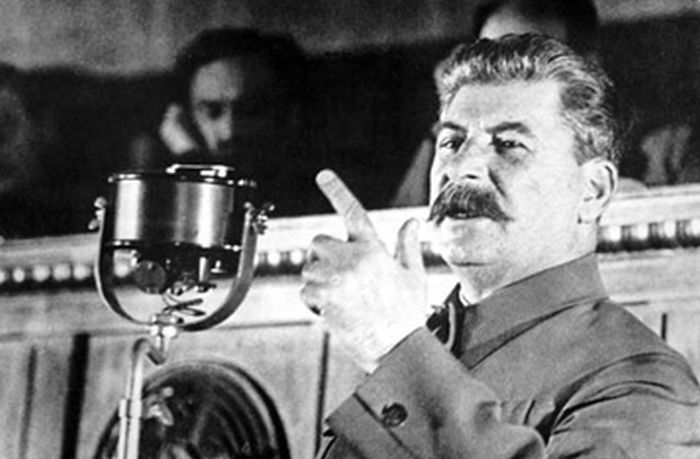 Неожиданная реакция Сталина на похвалу со стороны Черчилля (2 фото)