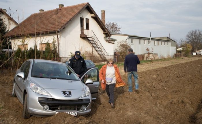 Хорватский фермер распахал землю на самовольной стоянке, заблокировав около 50 машин (11 фото + видео)