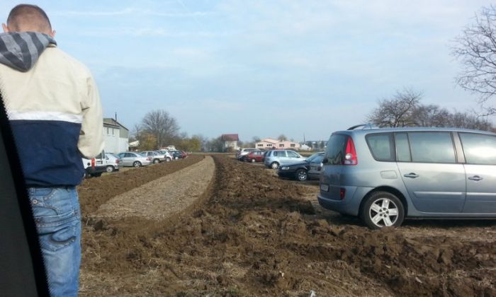 Хорватский фермер распахал землю на самовольной стоянке, заблокировав около 50 машин (11 фото + видео)