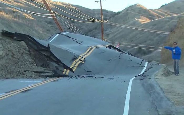 В районе разлома Сан-Андреас спонтанный оползень разрушил дорогу (5 фото)