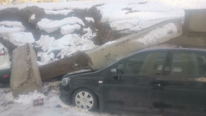 В Саратове подпорная стена рухнула на припаркованные под ней автомобили (11 фото)