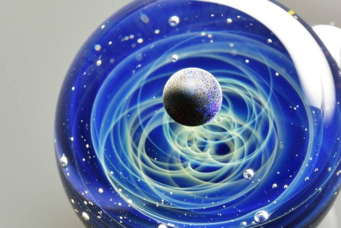 Вселенная в стеклянных шариках Сатоши Томизу (10 фото + видео)