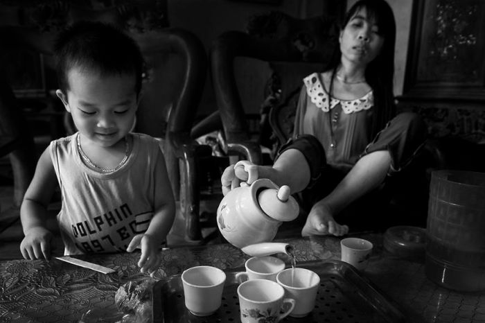 Вьетнамская девушка, родившаяся без рук, научилась жить полноценной жизнью (10 фото)