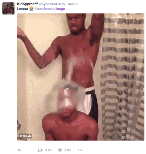 В сети появился новый флешмоб Condom Challenge с наполненным водой презервативом (13 гифок)