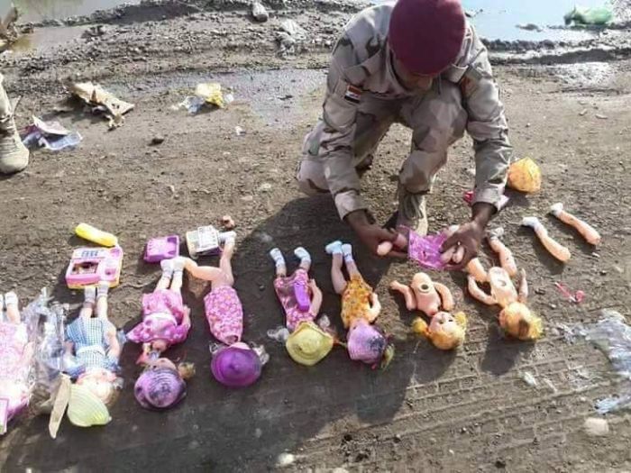 Террористы ИГИЛ спрятали бомбы внутри детских кукол (4 фото)