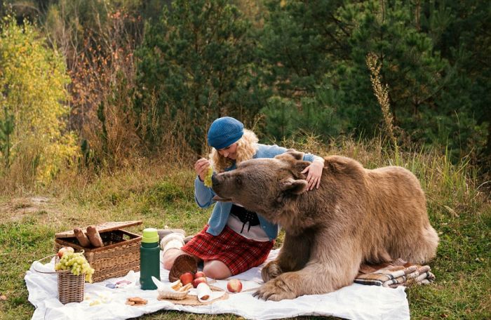 Фотосет пикника с медведем шокировал зарубежные СМИ и пользователей сети (16 фото + видео)