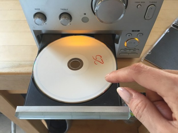 В обиход вновь вернулись инструкции пользования CD-дисками (24 фото)
