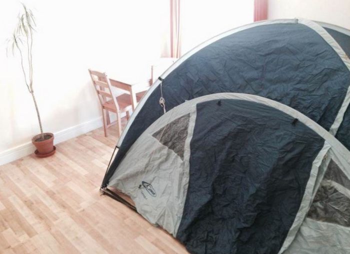 В одном из домов Лондона сдается палатка за 55 000 рублей в месяц (4 фото)