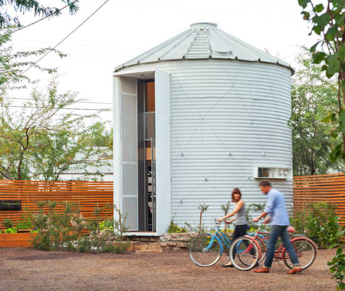 Архитектор превратил старое зернохранилище в уютный дом для своей семьи (18 фото)