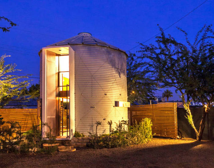 Архитектор превратил старое зернохранилище в уютный дом для своей семьи (18 фото)