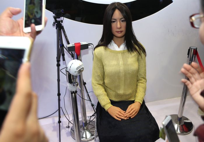 В Китае представили усовершенствованную женщину-андроида Geminoid F (4 фото)
