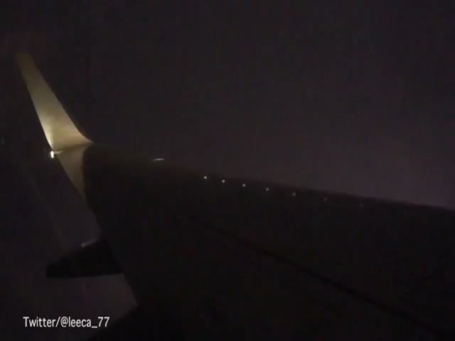 Вид на молнию из иллюминатора самолета