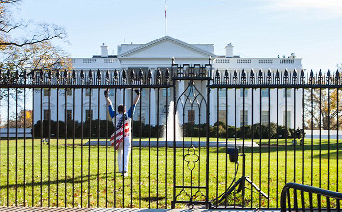 В Вашингтоне задержали хулигана, перелезшего через забор Белого дома (5 фото + видео)