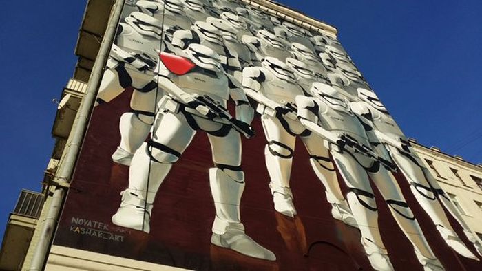 На стене одного из московских домов появилось граффити с имперскими штурмовиками из «Звёздных войн» (4 фото)