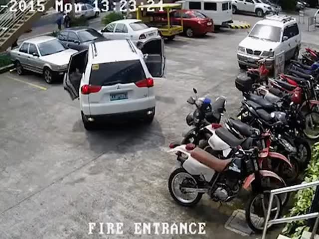 Пассажир «помог» водителю припарковаться