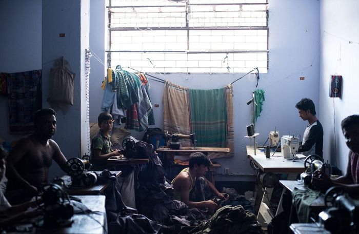 Тяжелый труд юных работников нелегальной фабрики в Бангладеше (13 фото)