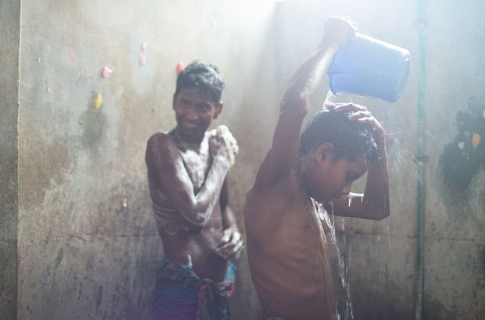 Тяжелый труд юных работников нелегальной фабрики в Бангладеше (13 фото)