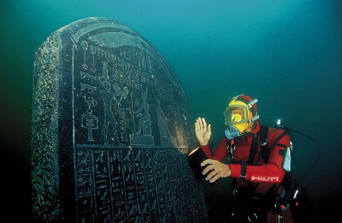 Реликвии Древнего Египта, пролежавшие более 1000 лет под водой (16 фото)