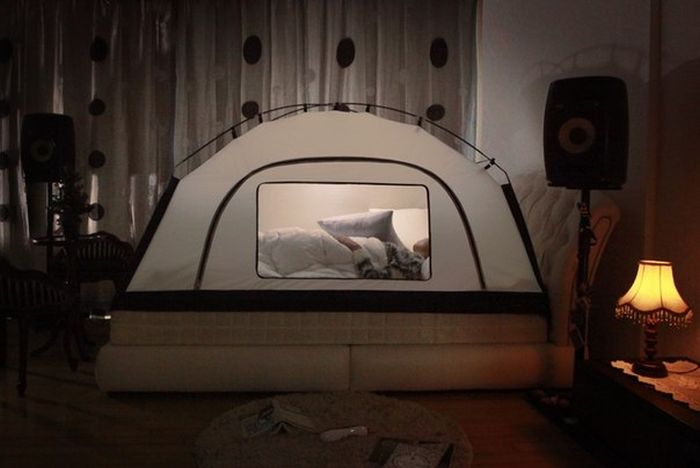 Для экономии тепла американцы предлагают ставить поверх кроватей палатки (6 фото)