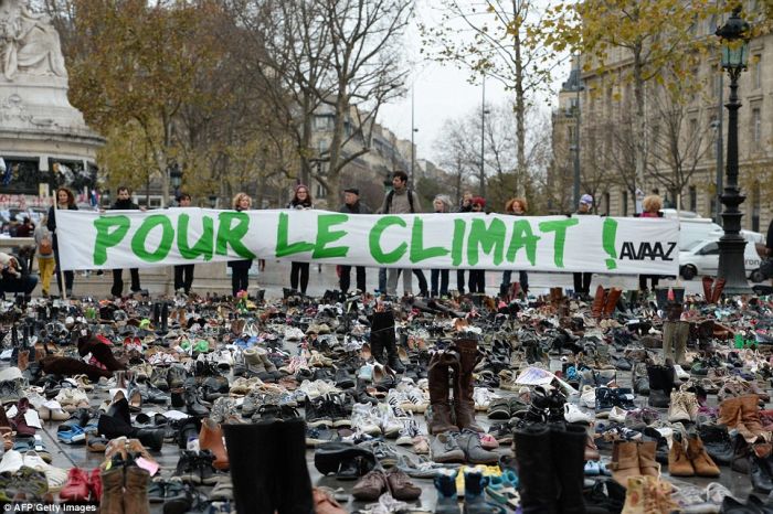 Климатический марш в Париже и тысячи пар обуви на площади Республики (11 фото)