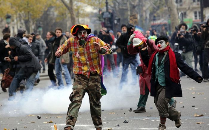 Климатический марш в Париже и тысячи пар обуви на площади Республики (11 фото)