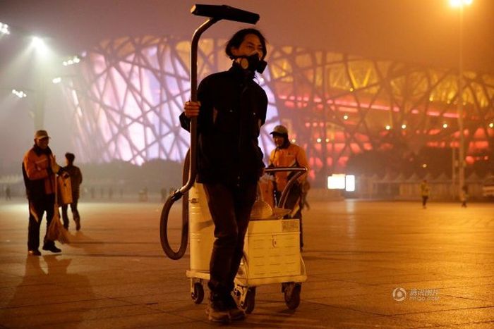 Чтобы привлечь внимание к проблеме экологии китаец создал «кирпич» из смога (4 фото)