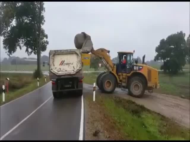 Погрузка огромного камня на грузовик