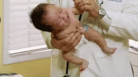 Как быстро успокоить плачущего новорожденного ребенка (8 гифок)