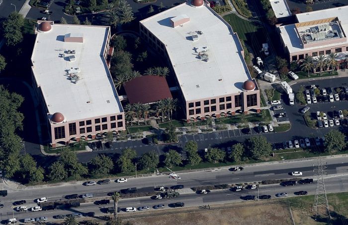 В Калифорнии трое вооруженных людей расстреляли 14 человек в центре помощи инвалидам (20 фото)