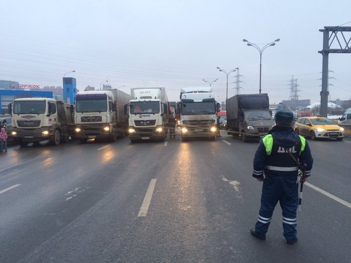 Дальнобойщики блокировали движение по МКАДу (фото + видео)