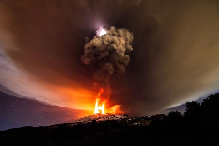 Новое извержение вулкана Этна на фото из сети (10 фото)