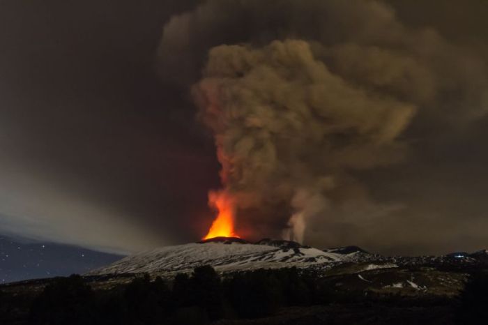 Новое извержение вулкана Этна на фото из сети (10 фото)