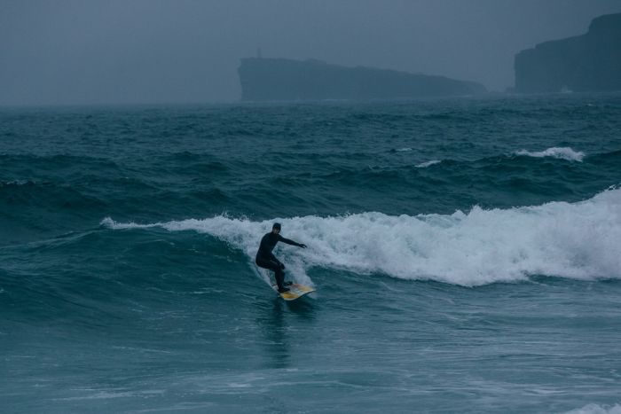 Во Владивостоке парень решил напомнить себе о лете и занялся серфингом в декабре (4 фото)