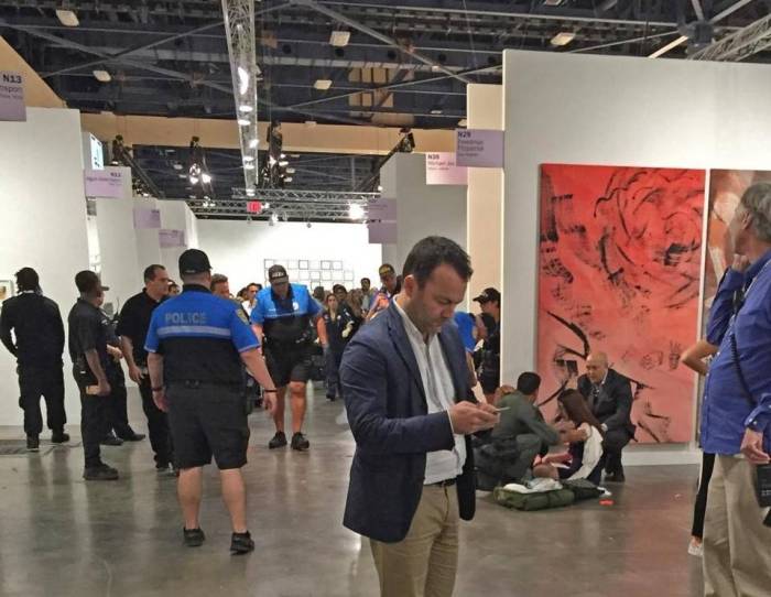 Посетители выставки современного искусства в Майами приняли поножовщину кураторов за перформанс (4 фото)