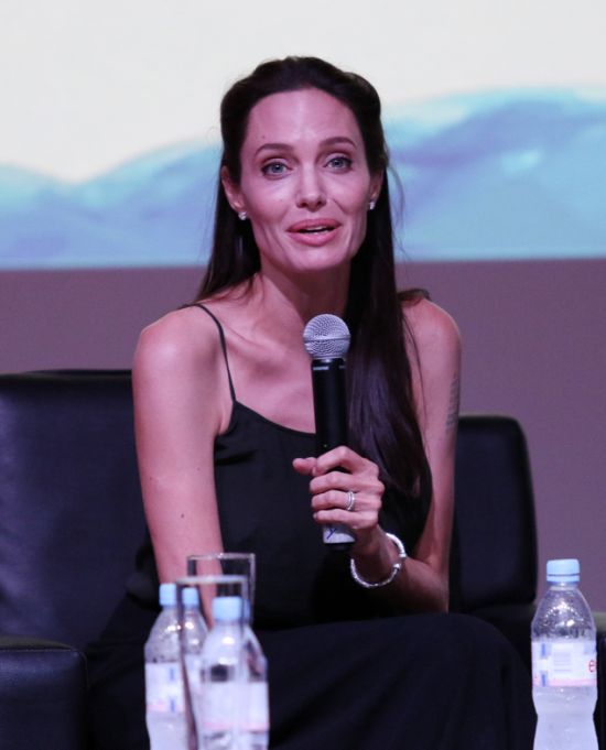 Анджелина Джоли вновь обеспокоила поклонников своей худобой (6 фото)