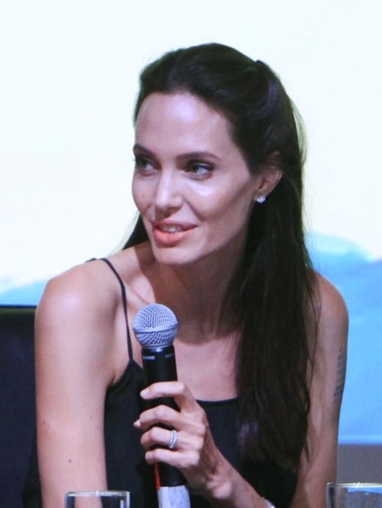 Анджелина Джоли вновь обеспокоила поклонников своей худобой (6 фото)
