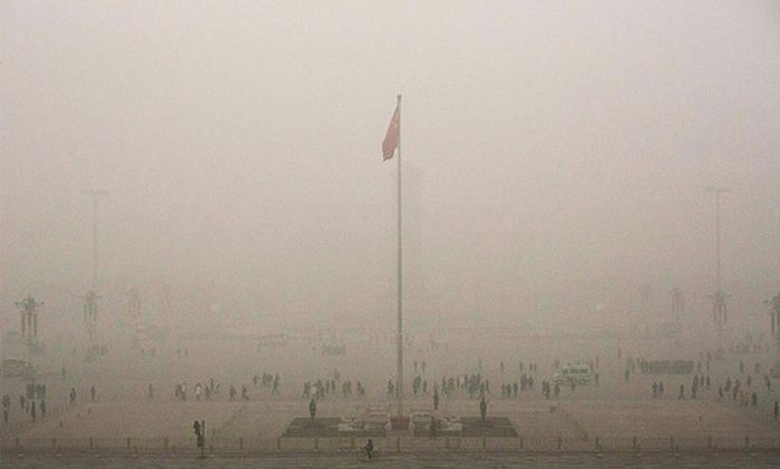 В Пекине объявили максимальный («красный») уровень загрязнения воздуха (10 фото)