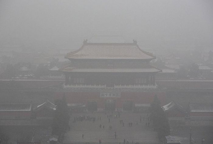 В Пекине объявили максимальный («красный») уровень загрязнения воздуха (10 фото)