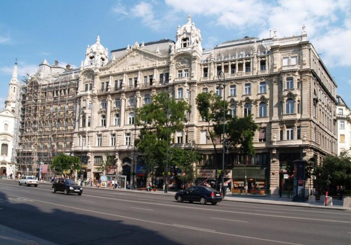 В Будапеште отмыли здания (4 фото)