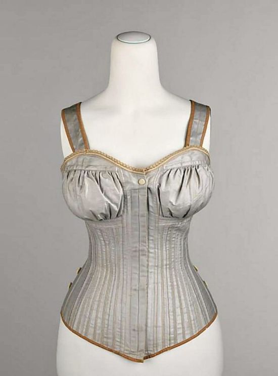 Как увеличивали грудь дамы XIX века (25 фото)