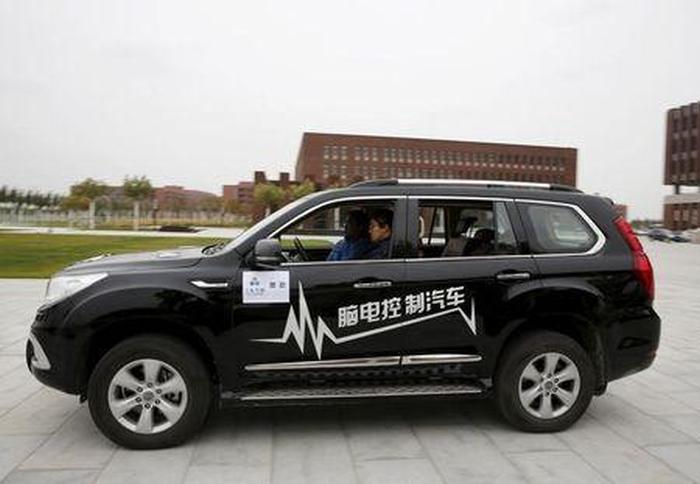 Китайцы создали автомобиль, управляемый силой мысли (4 фото)