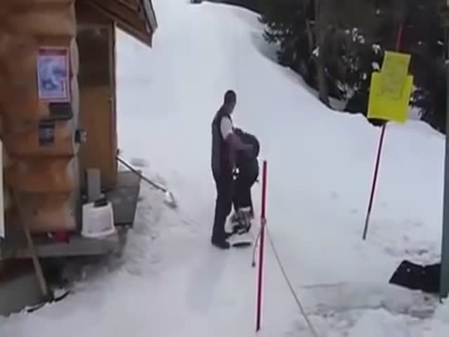 Начинающий сноубордист и бугельный подъемником