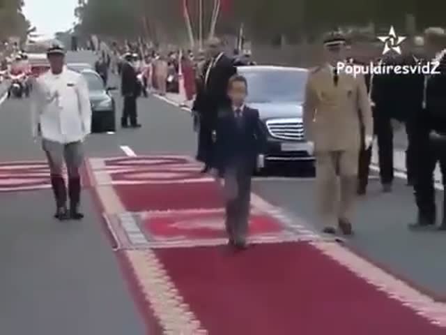 Наследный принц Марокко Мулай Хассан не дает поцеловать себя в руку