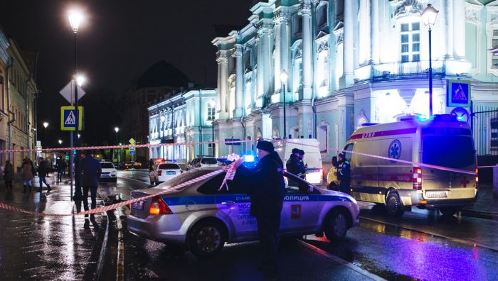 В центре Москвы на автобусной остановке прогремел взрыв, есть пострадавшие (14 фото + видео)