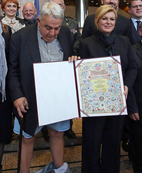 Хорватский правозащитник потерял штаны на церемонии вручения президентской грамоты (3 фото)