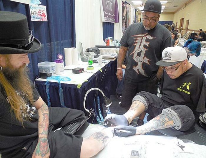 Безрукий тату-мастер Брайан Тагалог набивает татуировки при помощи ног (7 фото + видео)